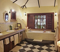 closed colonial suite - bathroom